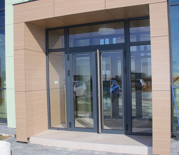 Hyrje komerciale me dritare alumini